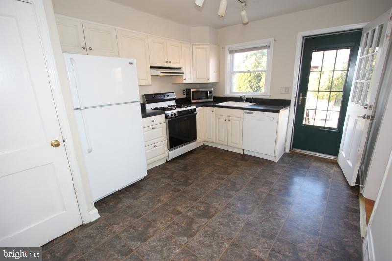 8110 Glen Gary Road Towson, MD 21286 - Photo 14 of 31 Lots of cabinet space in this kitchen
