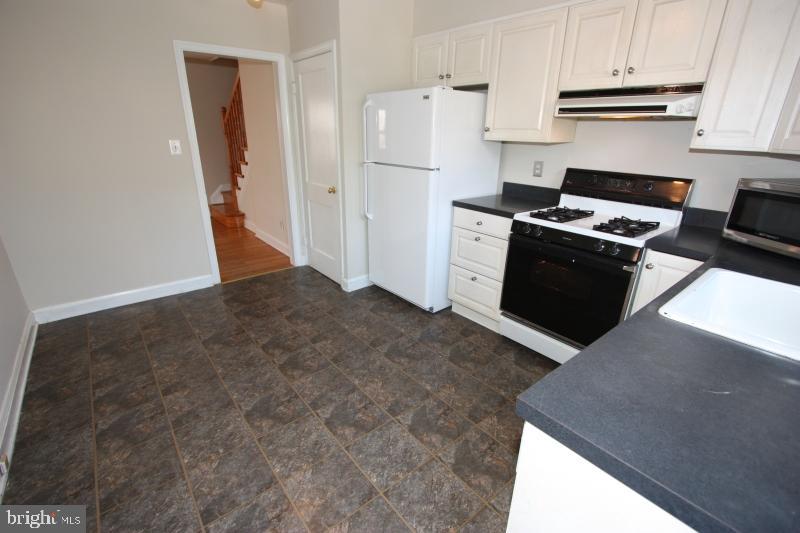 8110 Glen Gary Road Towson, MD 21286 - Photo 15 of 31 Eat-in kitchen area in corner