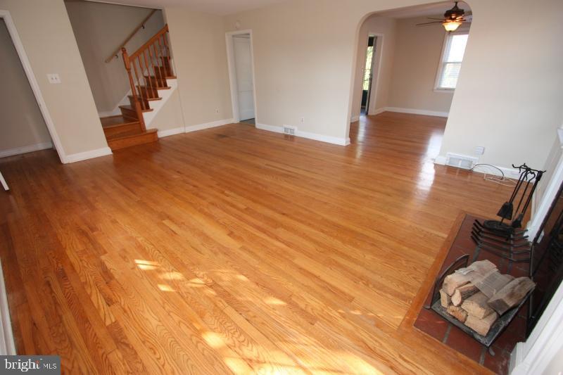 8110 Glen Gary Road Towson, MD 21286 - Photo 6 of 31 Spacious living room