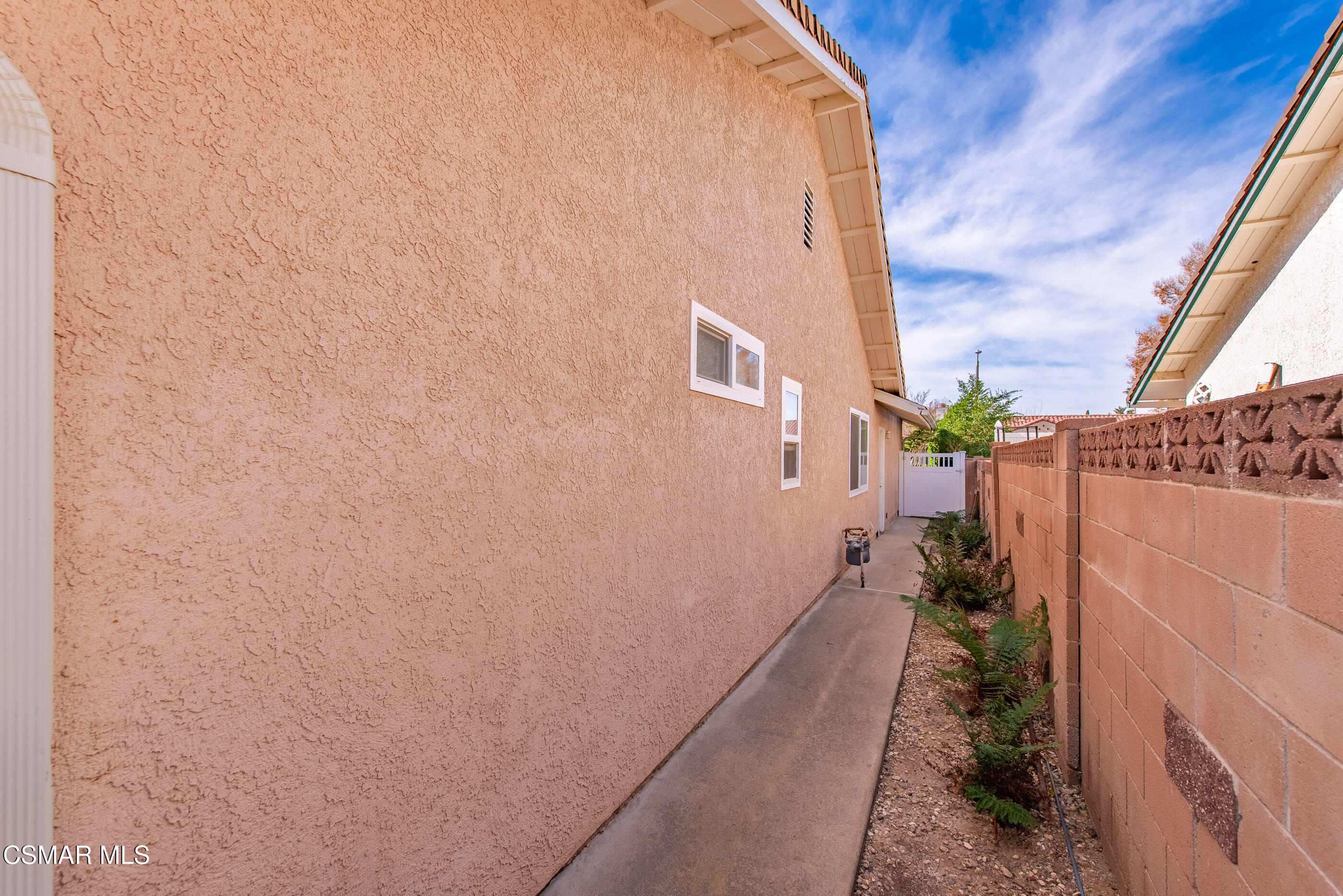 2226 Ecroyd Avenue Simi Valley, CA 93063 - Photo 44 of 52 a view of a pathway along a building
