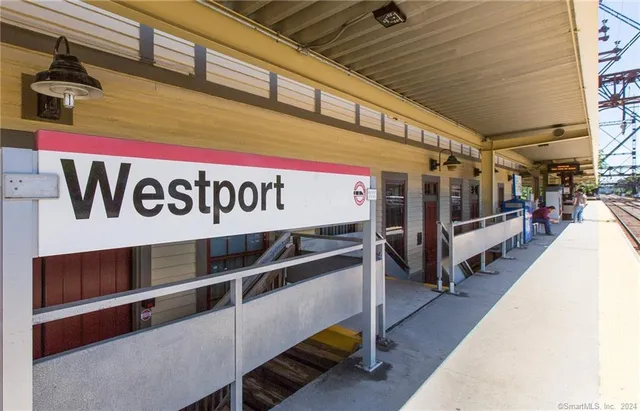a view of houses with swimming pool and lake view
