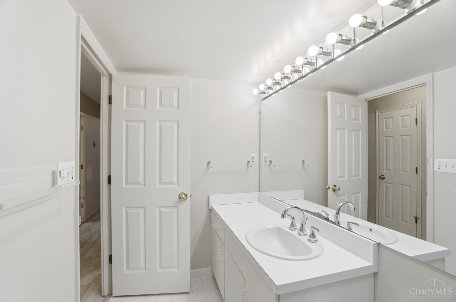 2444 Madison Road, Unit 408 Cincinnati, OH 45208 - Photo 32 of 49