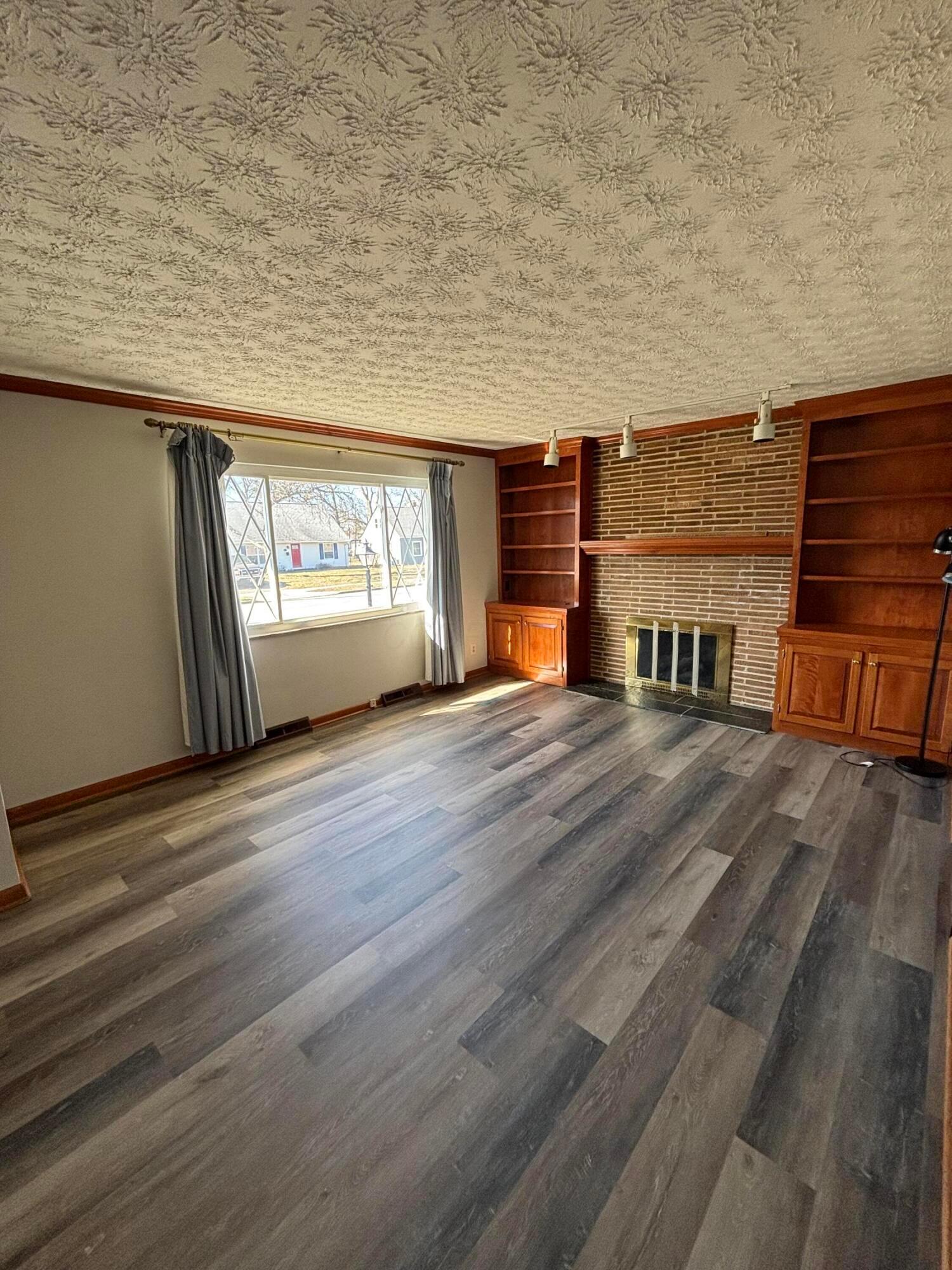 372 Topsfield Road Columbus, OH 43228 - Photo 20 of 31 Living room