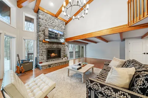 $639,000 | 850 Hillside Drive, Unit GG1, Fontana, WI 53125