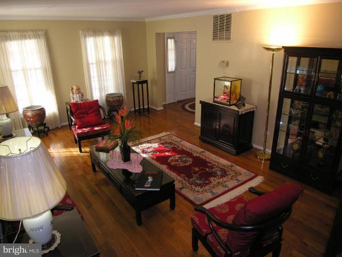9519 Retriever Road Burke, VA 22015 - Photo 6 of 22 Living Room #2