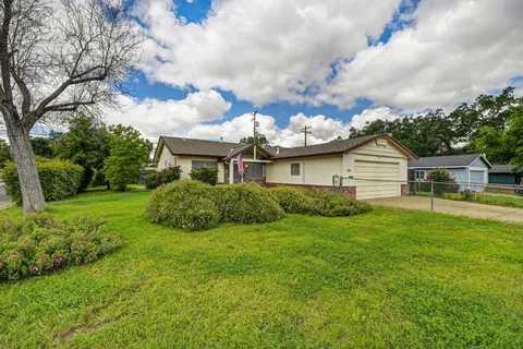 a view of a house with backyard and garden