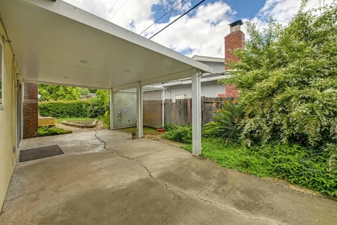 a view of a house with backyard and porch