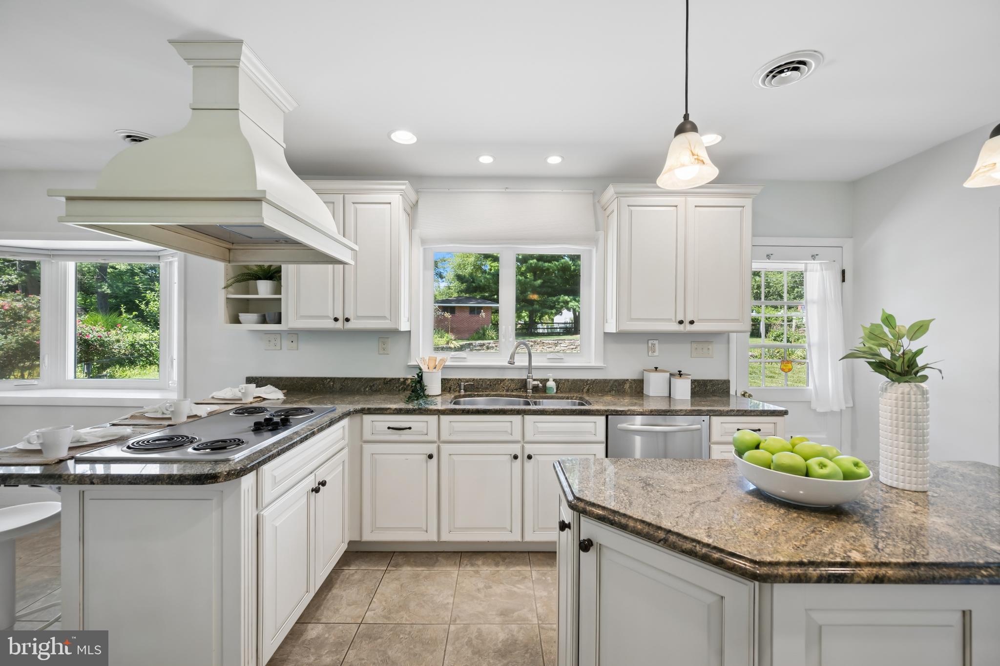 9710 Hillsmere Road Ellicott City, MD 21042 - Photo 4 of 46