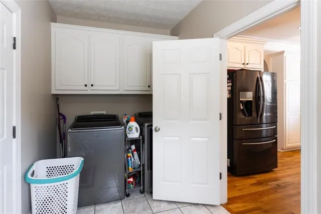 a en suite bathroom with a double vanity sink and mirror