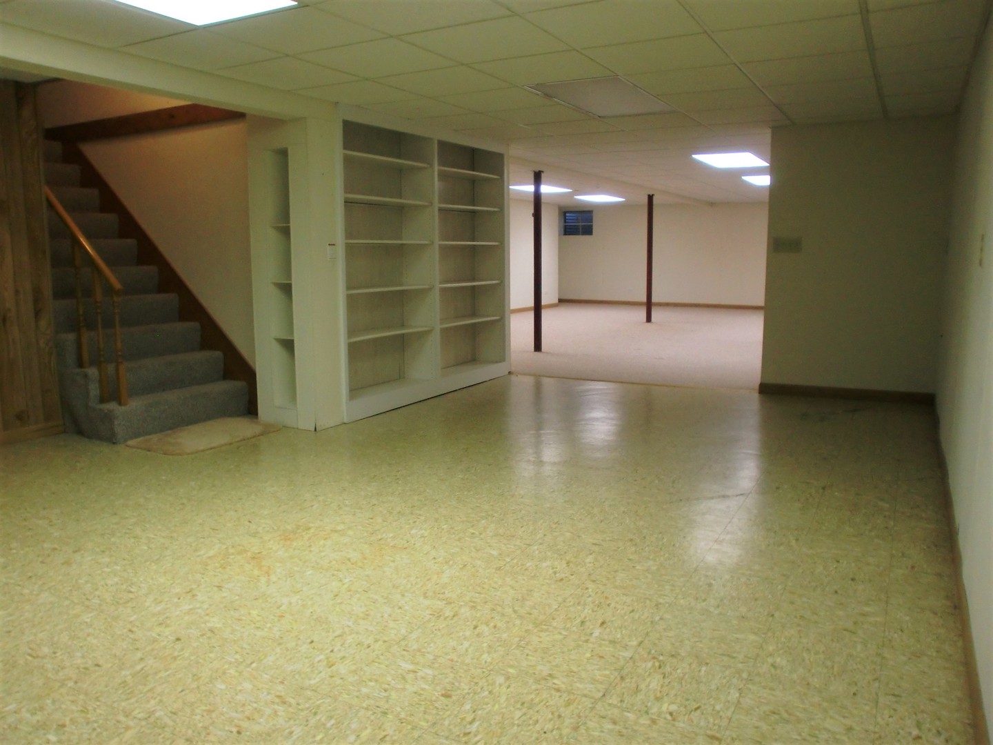 701 Ridge Court Schaumburg, IL 60193 - Photo 19 of 24 a view of an empty room with a window
