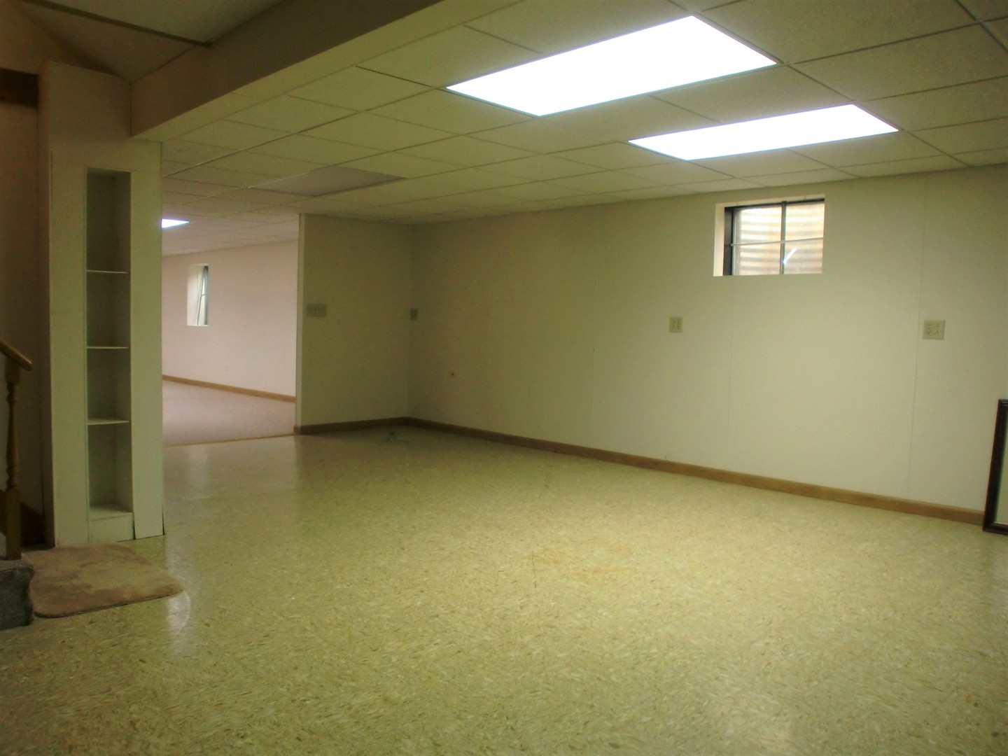 701 Ridge Court Schaumburg, IL 60193 - Photo 20 of 24 an empty room with windows
