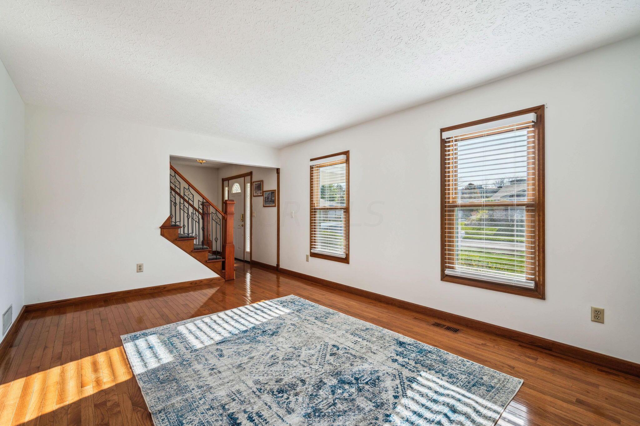 2812 Cooper Ridge Road Columbus, OH 43231 - Photo 5 of 52 Living Room