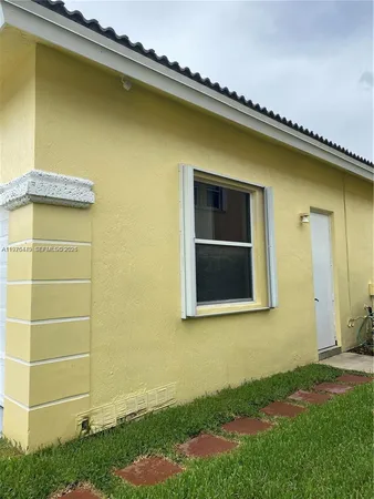 a view of a backyard