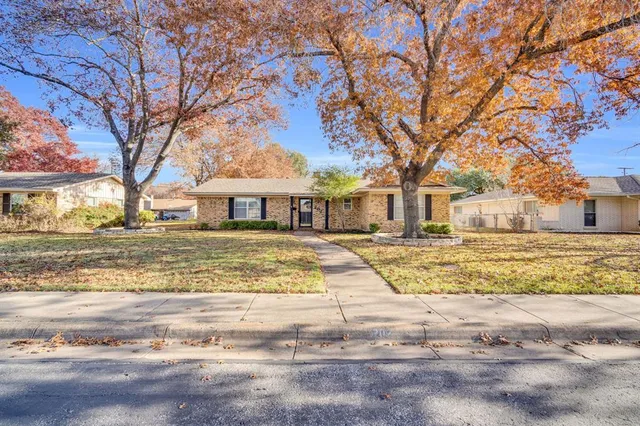 $2,300 | 202 Vanderbilt Lane, Waxahachie, TX 75165