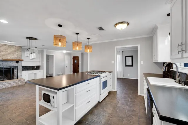 $2,300 | 202 Vanderbilt Lane, Waxahachie, TX 75165