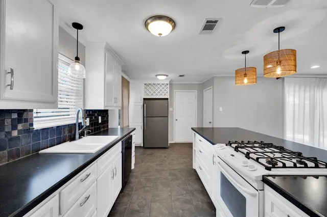 $2,300 | 202 Vanderbilt Lane, Waxahachie, TX 75165