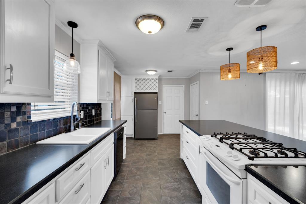 202 Vanderbilt Lane Waxahachie, TX 75165 - Photo 13 of 39