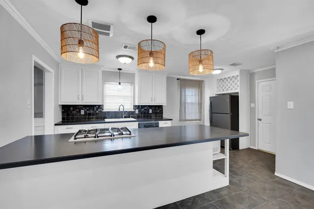 $2,300 | 202 Vanderbilt Lane, Waxahachie, TX 75165