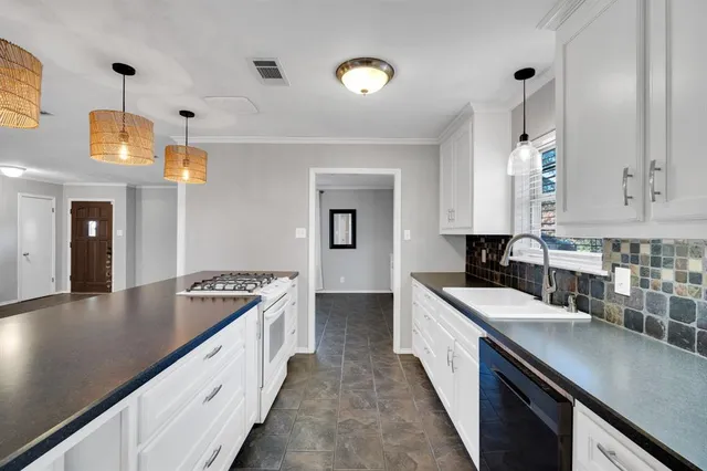 $2,300 | 202 Vanderbilt Lane, Waxahachie, TX 75165