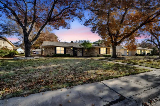 $2,300 | 202 Vanderbilt Lane, Waxahachie, TX 75165