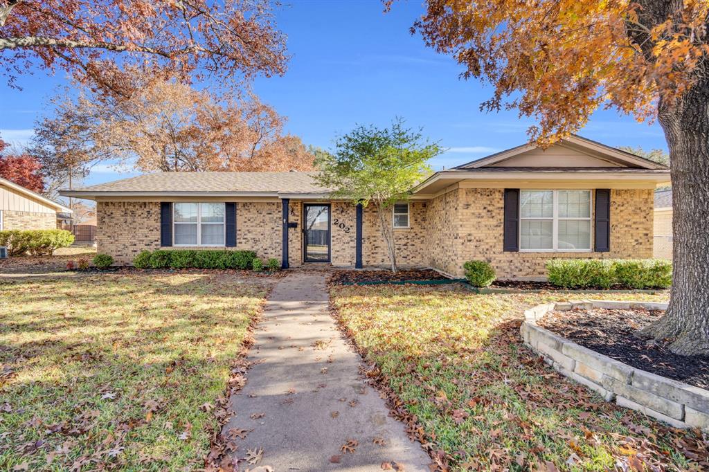 202 Vanderbilt Lane Waxahachie, TX 75165 - Photo 4 of 39