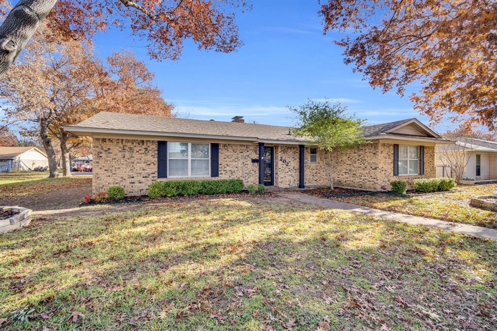 202 Vanderbilt Lane Waxahachie, TX 75165 - Photo 5 of 39