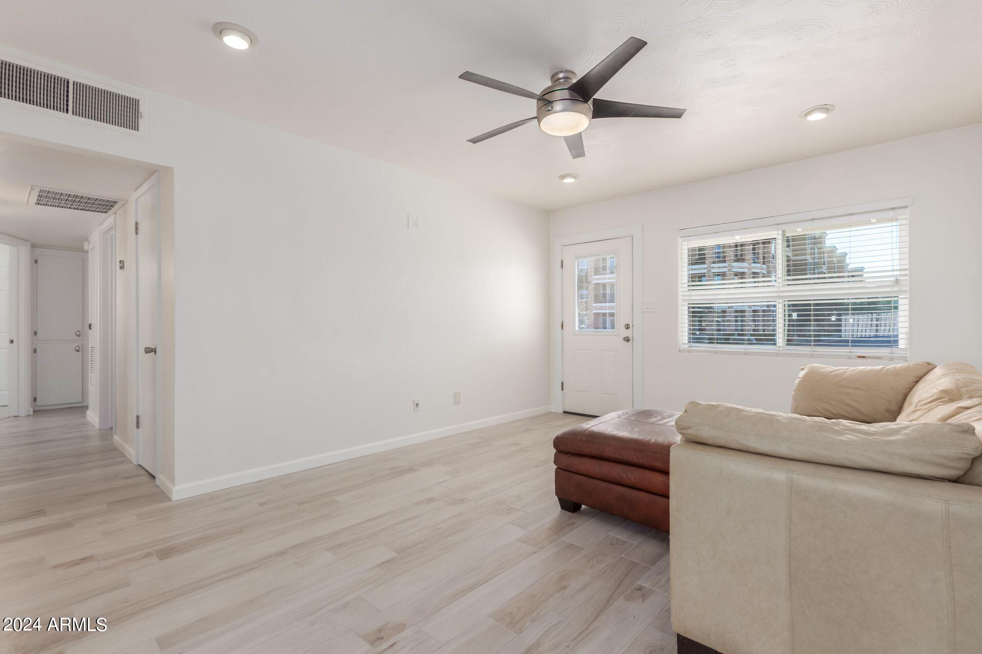 4633 North 24th Street Phoenix, AZ 85016 - Photo 4 of 17 Living Room
