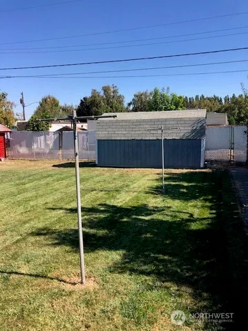 a view of a backyard