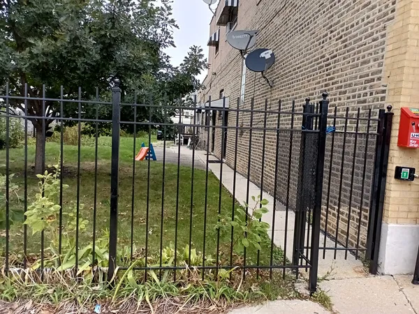 a view of a backyard