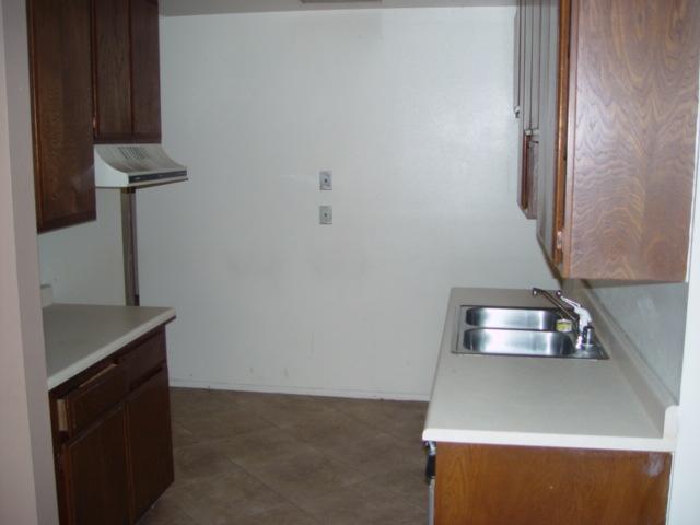 5525 East Thomas Road, Unit D04 Phoenix, AZ 85018 - Photo 4 of 9 Kitchen