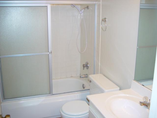 5525 East Thomas Road, Unit D04 Phoenix, AZ 85018 - Photo 8 of 9 Bathroom