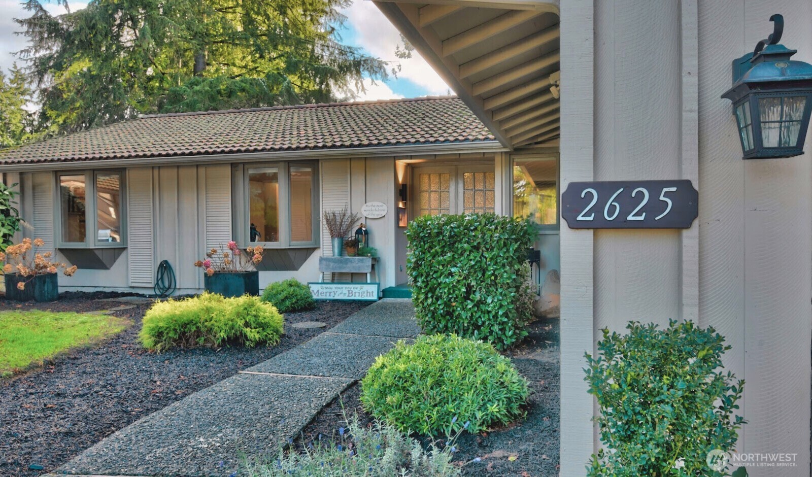 2625 Southwest 320th Place Federal Way, WA 98023 - Photo 2 of 39 a front view of a house with garden