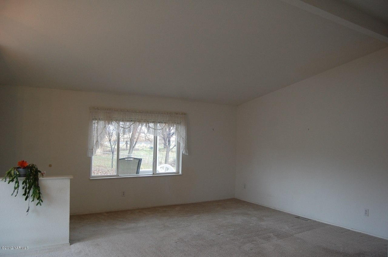 9614 Mieras Road Yakima, WA 98901 - Photo 3 of 13 an empty room with windows