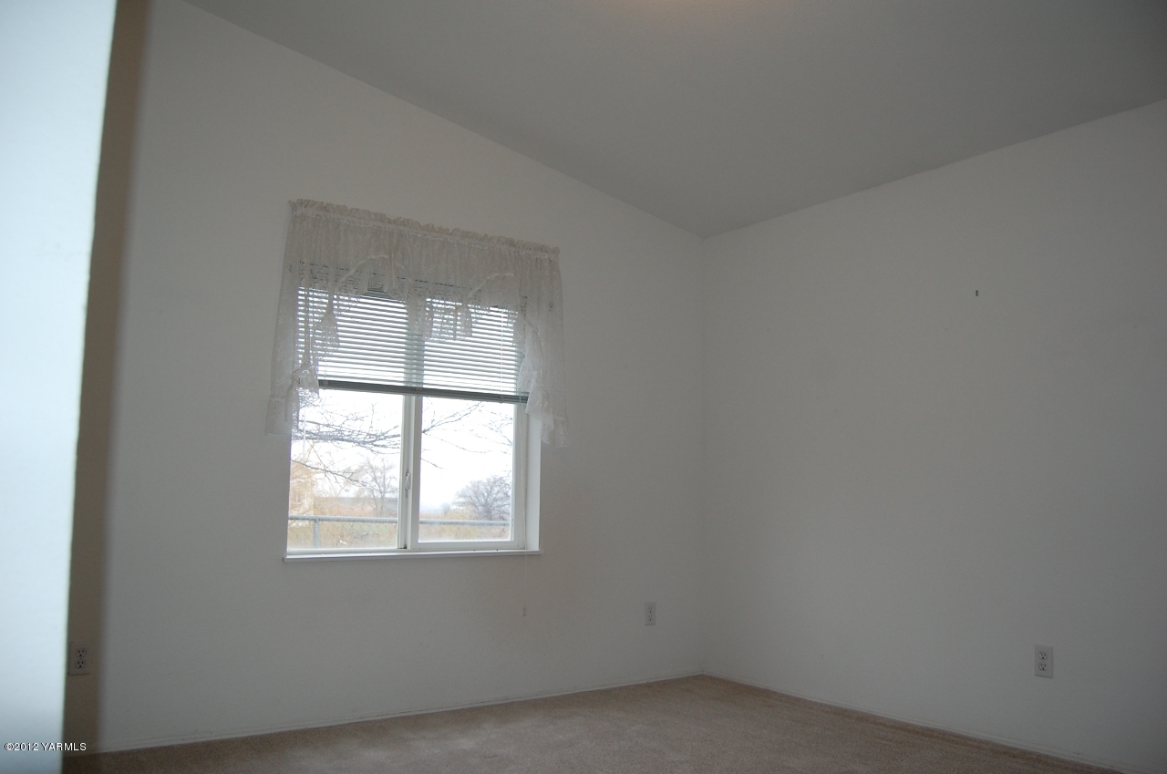 9614 Mieras Road Yakima, WA 98901 - Photo 6 of 13 an empty room with a window