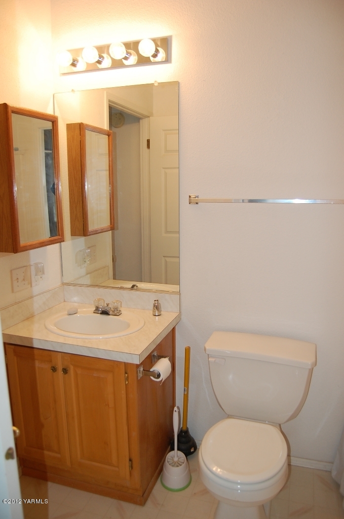 9614 Mieras Road Yakima, WA 98901 - Photo 7 of 13 a bathroom with a toilet sink and mirror