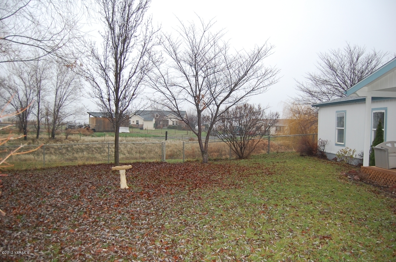 9614 Mieras Road Yakima, WA 98901 - Photo 9 of 13 a backyard of a house with lots of green space