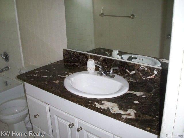 32242 Farmersville Road Farmington, MI 48334 - Photo 5 of 8 32242 Farmersville Rd - Clean Ou