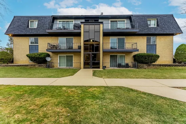 $213,000 | 11128 South 84th Avenue, Unit 2B, Palos Hills, IL 60465
