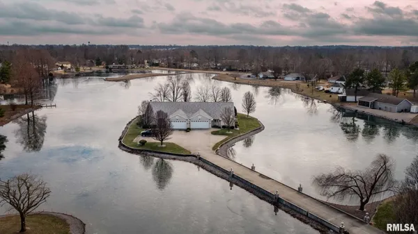 $350,000 | 633 Lake Harbor Drive, Marion, IL 62959