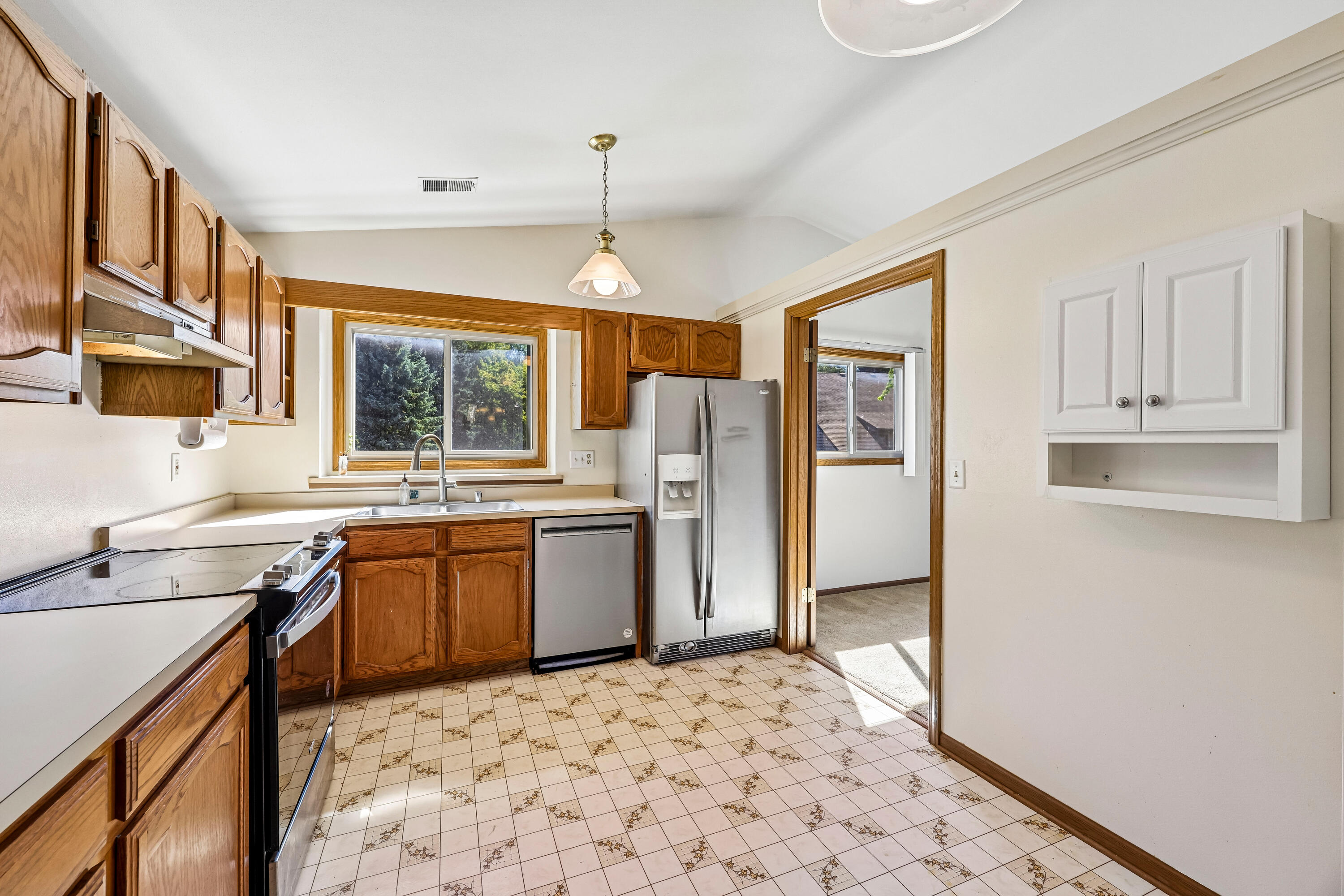 3725 West Loomis Road Greenfield, WI 53221 - Photo 9 of 36 Kitchen