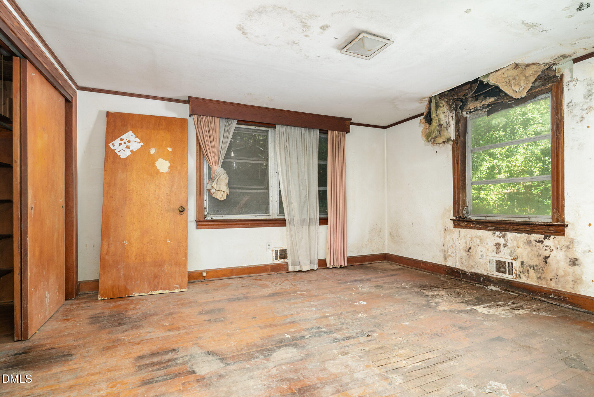 1312 Onslow Road Raleigh, NC 27606 - Photo 12 of 26 an empty room with window