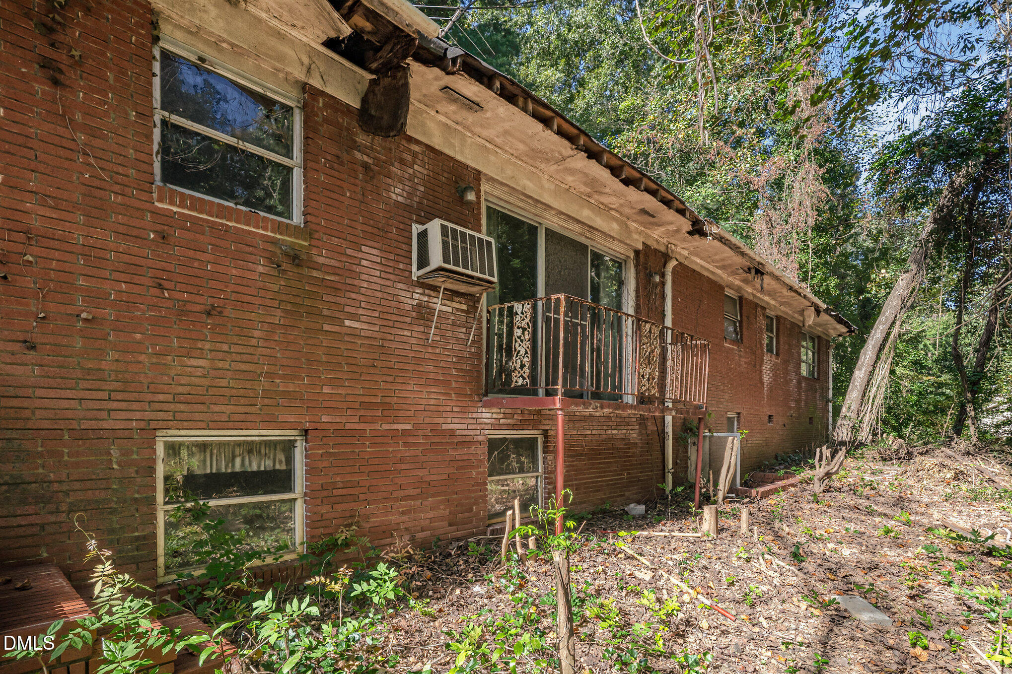 1312 Onslow Road Raleigh, NC 27606 - Photo 21 of 26 a backyard of a house with lots of green space
