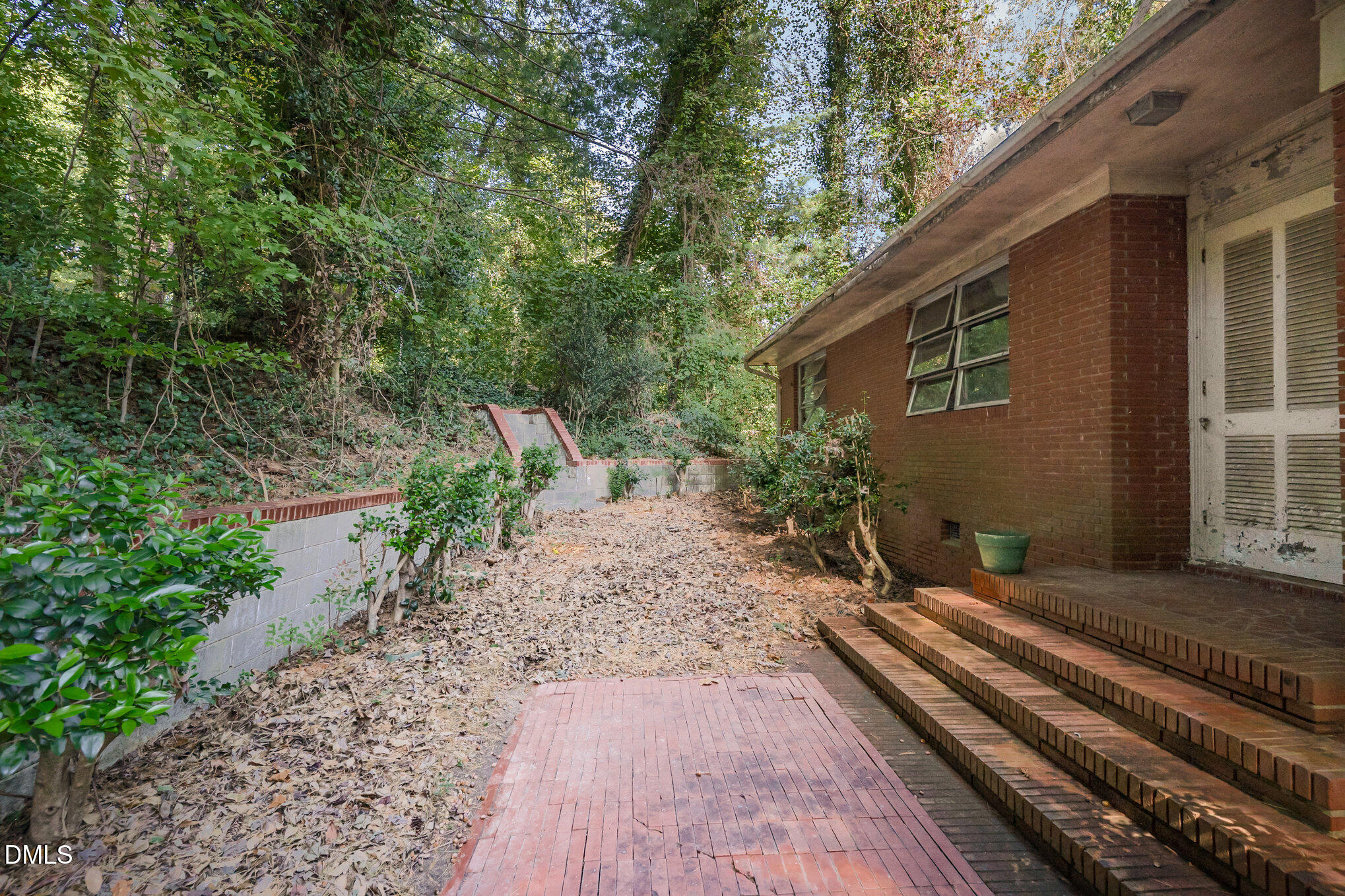 1312 Onslow Road Raleigh, NC 27606 - Photo 3 of 26 a backyard of a house with lots of green space