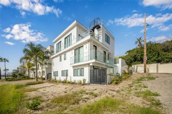 $17,995 | 1724 Bluff Place, Long Beach, CA 90802