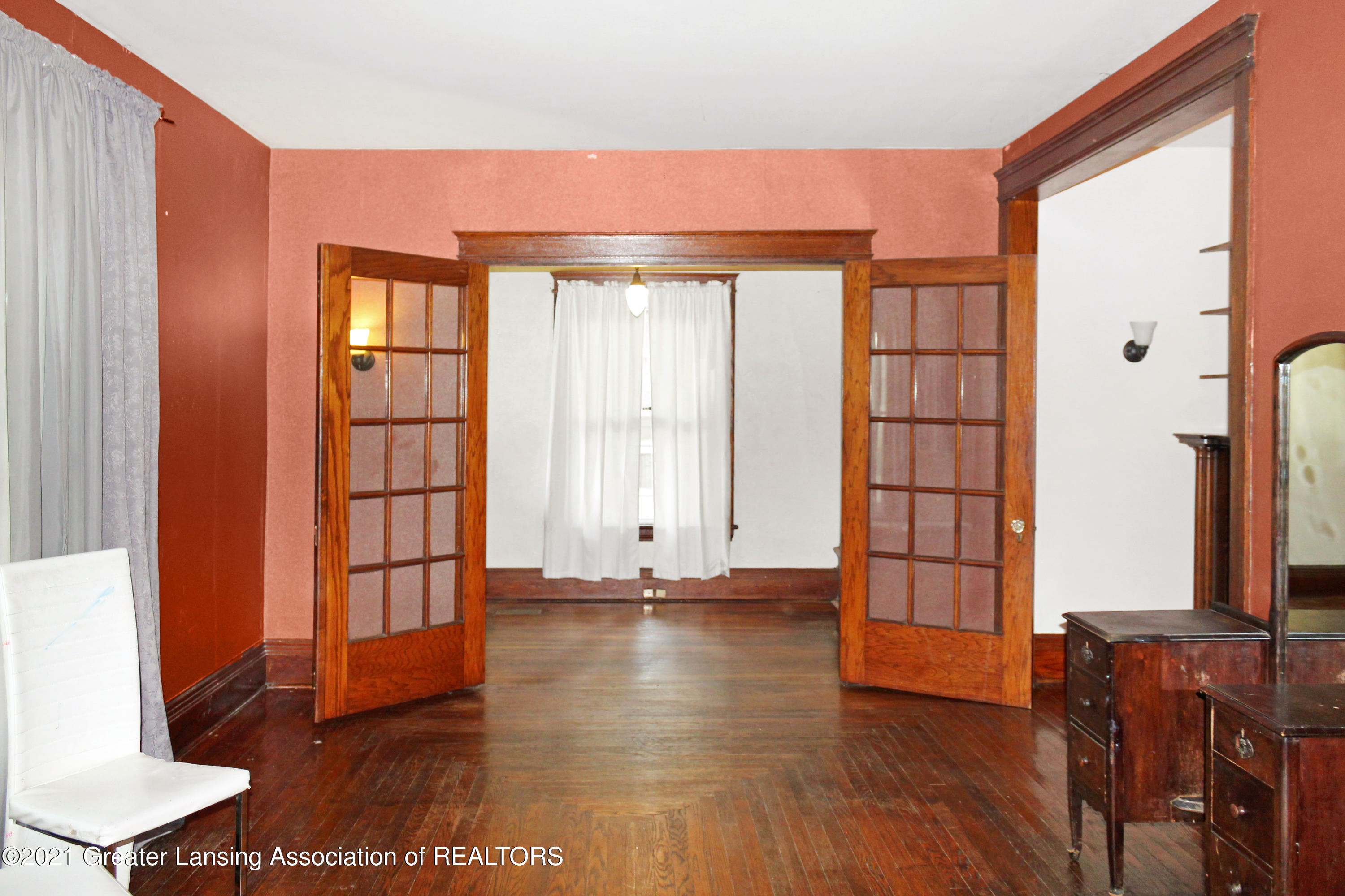 706 4th Street Jackson, MI 49203 - Photo 6 of 30 Living Room