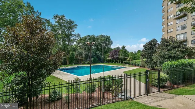 a view of a tennis court