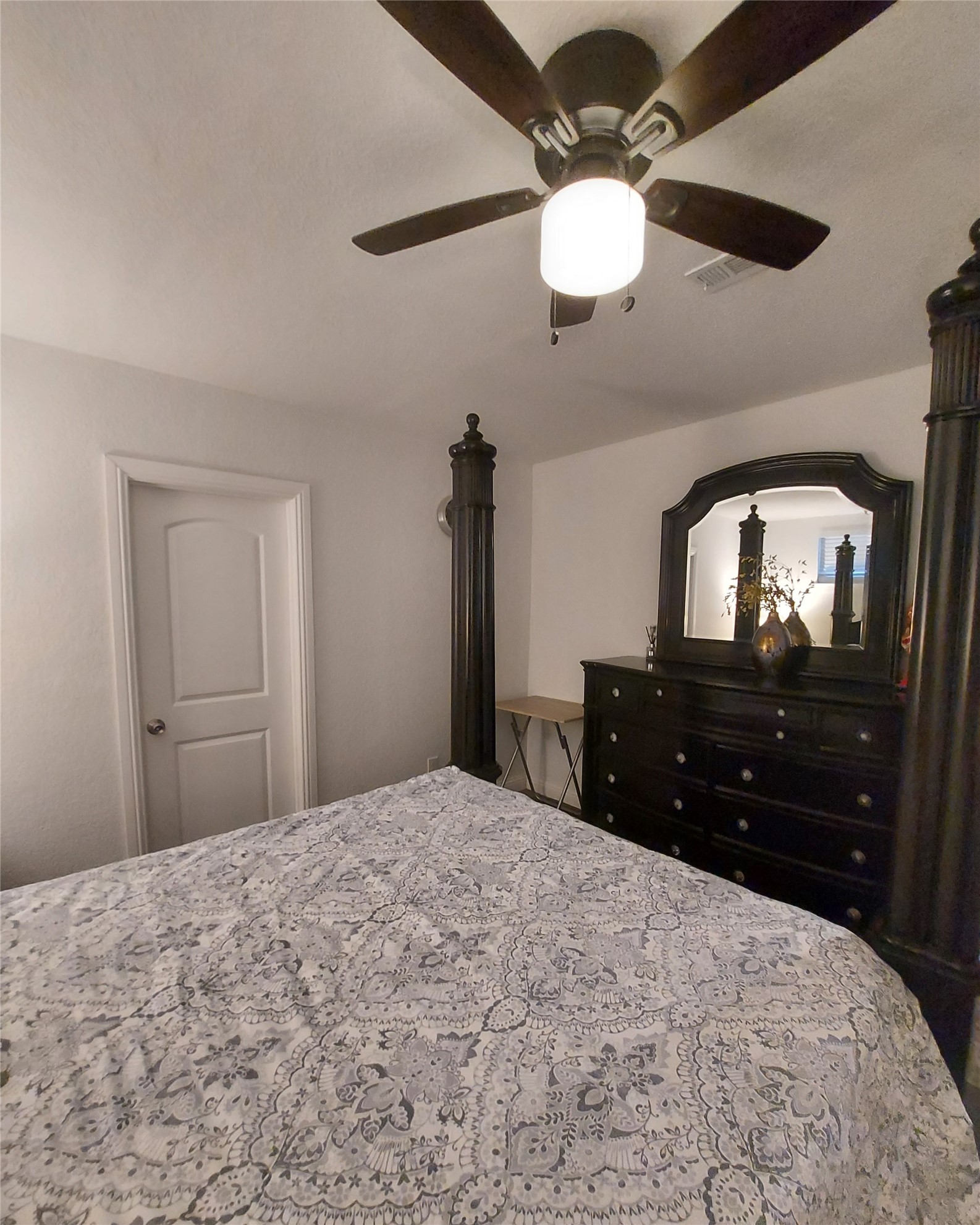 20202 McShepherd Road Georgetown, TX 78626 - Photo 22 of 40 Bedroom with ceiling fan