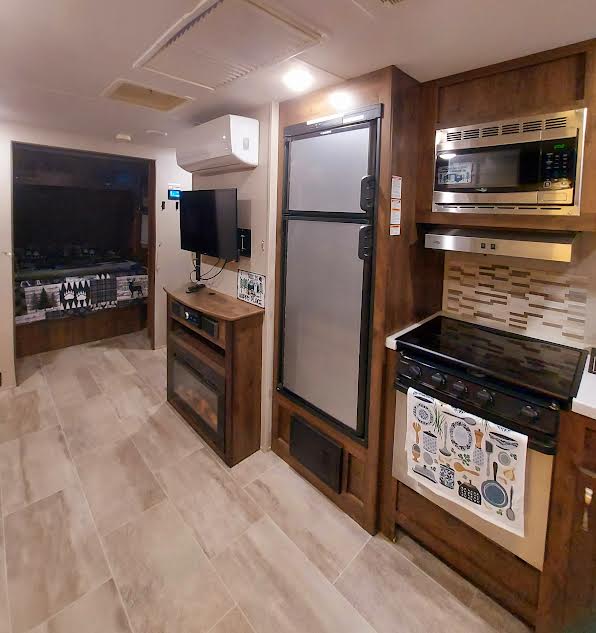 20202 McShepherd Road Georgetown, TX 78626 - Photo 33 of 40 Kitchen featuring stainless steel appliances, decorative backsplash, and light countertops