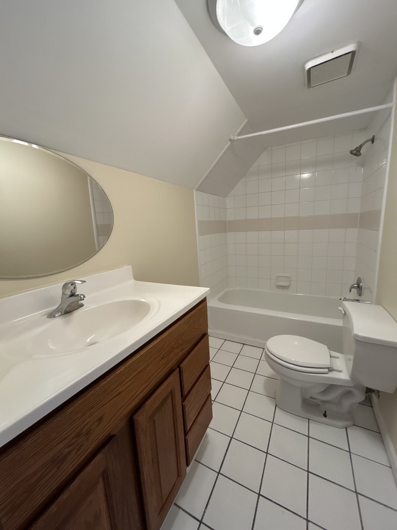 418 St Charles Street, Unit B Elgin, IL 60120 - Photo 7 of 8