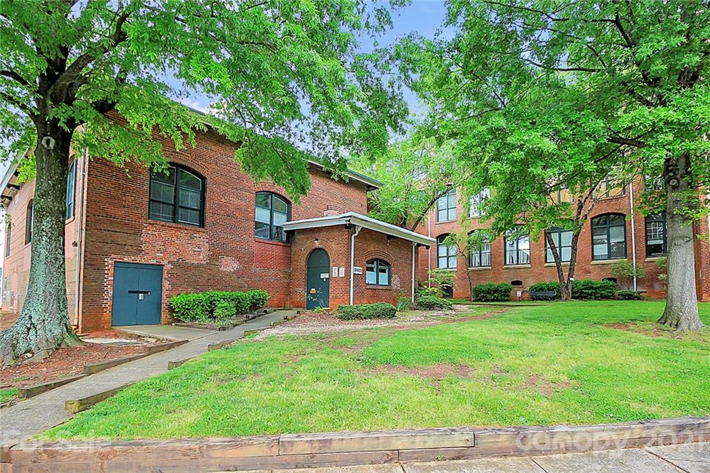 201 South Hoskins Road, Unit 237 Charlotte, NC 28208 - Photo 44 of 46 a front view of house with yard and green space